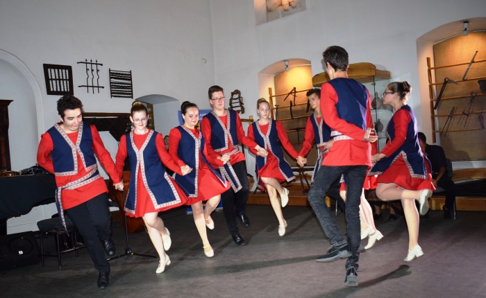 Reduta tradițiilor. Copiii români dansează&nbsp;armenește